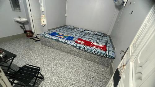 a small room with a bed and a chair at Nhà Nghỉ Hiếu Lê in Ngã Ba Lâm Giồ