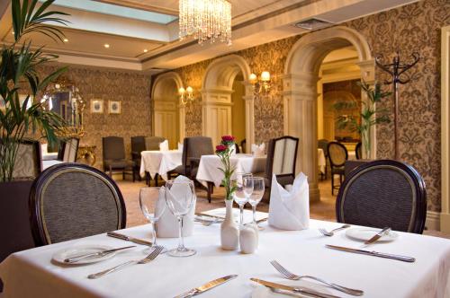 Restaurace v ubytování Buswells Hotel