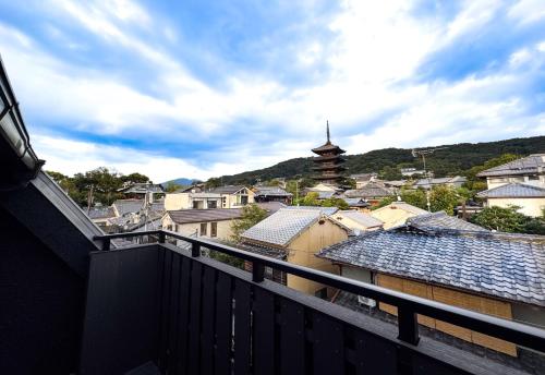 uma vista de uma cidade de uma varanda em Rinn Yumemizaka Yumeko em Quioto
