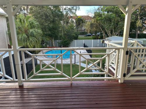 Πισίνα στο ή κοντά στο One bedroom with shared bathroom ground level of a two-story house