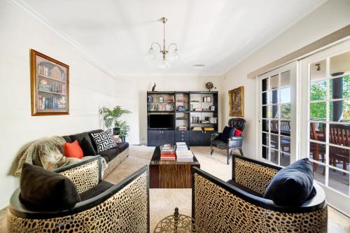 a living room with couches and a table at Hunter House - Castlemaine in Castlemaine