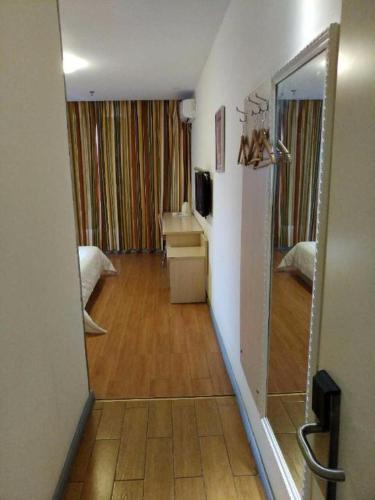 a room with a hallway with a mirror and a room with at 7 Days Inn Enshi Xueyuan Road Shinan Ancient City in Enshi