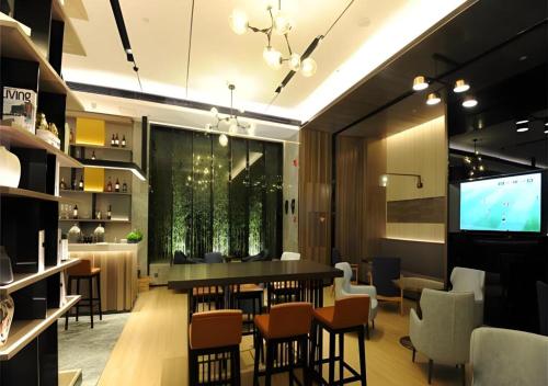 Echarm Hotel Nanning Chaoyang Square River Viewにあるテレビまたはエンターテインメントセンター