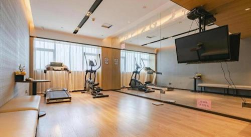 Echarm Hotel Nanning Chaoyang Square River Viewにあるフィットネスセンターまたはフィットネス設備
