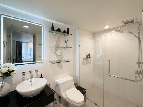 Ένα μπάνιο στο Prime Classic 1 BR BTS Chidlom 72SQM Langsuan