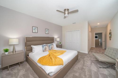 a bedroom with a bed and a ceiling fan at 2744HM VILLA 5 BED/5 BA (SANITIZED) in Kissimmee