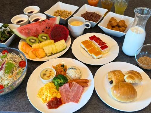 Une bande de plats sur une table dans l'établissement Lit Hotel NAKIJIN, à Nakijin