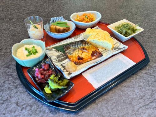 - un plateau avec différents types de nourriture sur une table dans l'établissement Lit Hotel NAKIJIN, à Nakijin