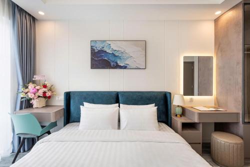 a hotel room with a bed and a desk at Zenda Villa Novaworld Phan Thiết in Bình Tú