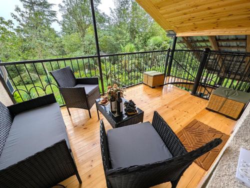 a screened in porch with chairs and a table at Bodokia winery and guesthouse in Gegut'i