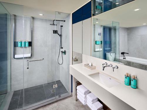 Ванная комната в Novotel Toronto Vaughan Centre