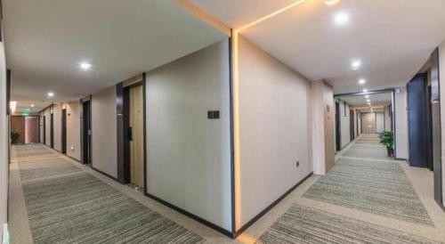 Imagen de la galería de GreenTree Inn Express Zhangjiagang Hexing Town Shazhou Professional Institue of Technology, en Qiwei