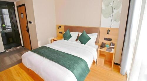 Cama o camas de una habitación en GreenTree Inn Express Zhangjiagang Hexing Town Shazhou Professional Institue of Technology