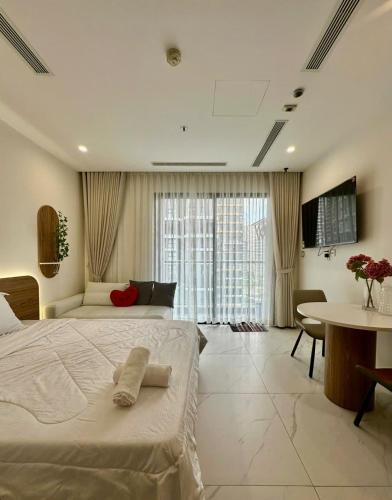 a large bedroom with a large bed and a table at Shi House - Modern Apartment Vinhomes Grand Park - Căn Hộ Studios in Gò Công