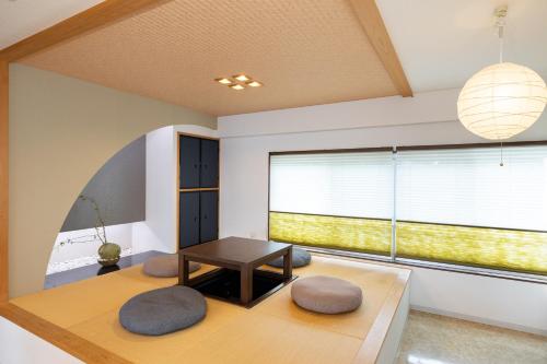 una sala de estar con una mesa y dos sillas en Ocean Smile, 