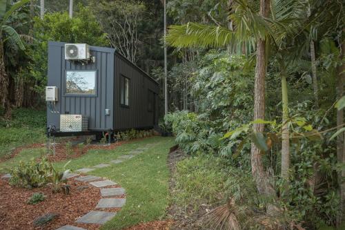 Yandina CreekにあるDark Moon Tinyの森の真ん中にある小さな家