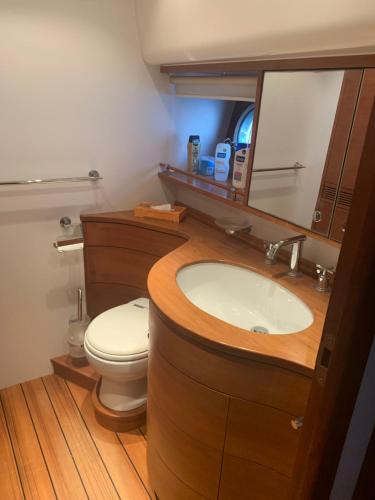 un baño con lavabo e inodoro en Philoria, en Cap d'Agde