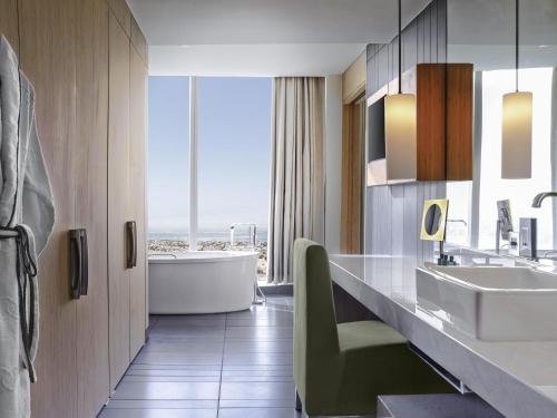 Ванная комната в Sofitel Dubai Downtown