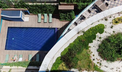 vista sul tetto di una piscina in un cortile di Opera Hotel Bosphorus a Istanbul