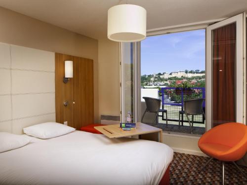 Postel nebo postele na pokoji v ubytování ibis Styles Chinon