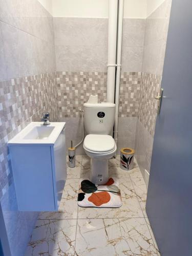 a bathroom with a toilet and a sink at Madikera Resort in Saint-François