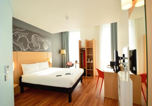 a hotel room with a bed and a tv at ibis Edinburgh Centre South Bridge – Royal Mile in Edinburgh
