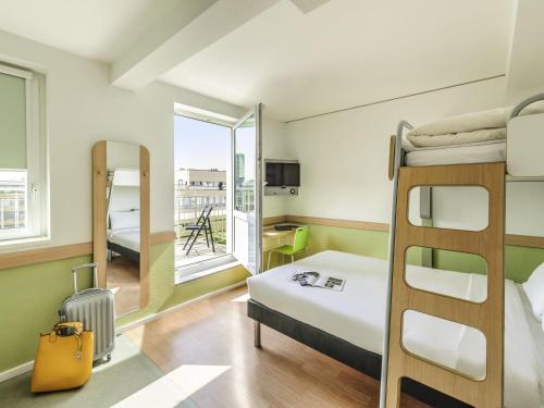 una camera con letto a castello e balcone di ibis budget Berlin Kurfürstendamm - neu renoviert a Berlino