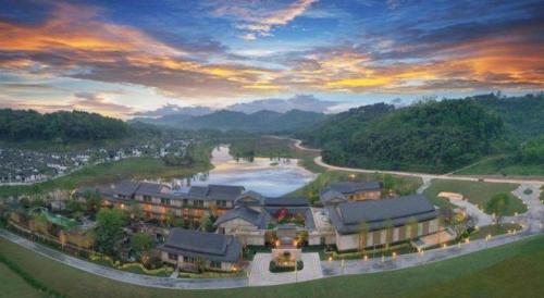 成都市にあるThe Mulian Hotelの川付きのリゾートの空中ビュー