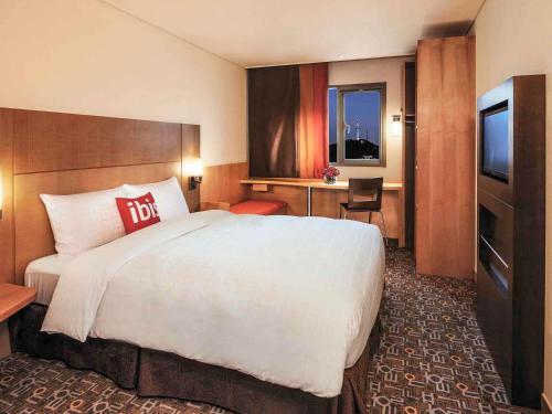 a hotel room with a large bed and a desk at ibis Ambassador Seoul Insadong-Newly renovated in 2025 in Seoul