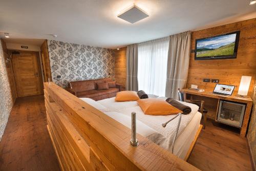 a bedroom with a large bed in a room at Bivio Hotel Plaza in Livigno