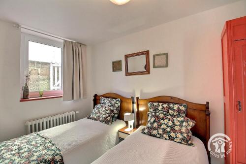 two beds sitting next to each other in a bedroom at Villa la lieue de greves in Plestin-les-Grèves
