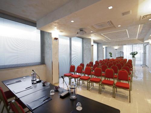 Οι επιχειρηματικές εγκαταστάσεις ή/και οι αίθουσες συνεδριάσεων στο Mercure Hotel Rimini Artis