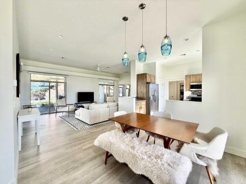 カナブにあるUpscale 2br-2ba home in Kanab with red rock viewsのテーブルと椅子のあるキッチンとリビングルーム