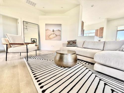 カナブにあるUpscale 2br-2ba home in Kanab with red rock viewsのソファとテーブルのあるリビングルーム