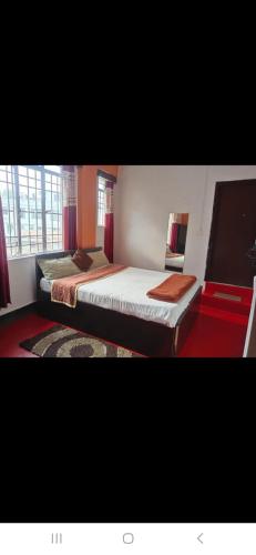 西隆Pumpkin Tourist lodge的一间卧室，里面有两张床和一台电视