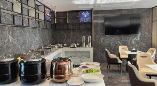 a restaurant with a table with food on it at Echarm Hotel Zhuzhou Liling in Zhuzhou