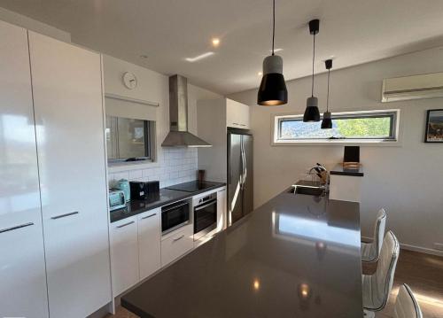 Η κουζίνα ή μικρή κουζίνα στο Mountain Views Alfresco with Panoramic Views