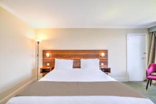 Postel nebo postele na pokoji v ubytování Dancenter Lux Resort London City M25