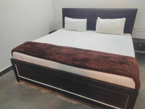 Giường trong phòng chung tại Hotel O H Pass