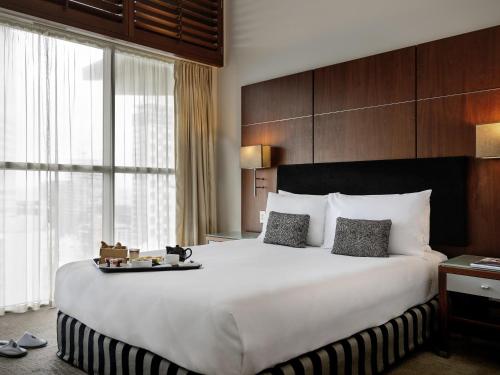 Кровать или кровати в номере Pullman Auckland Hotel & Apartments