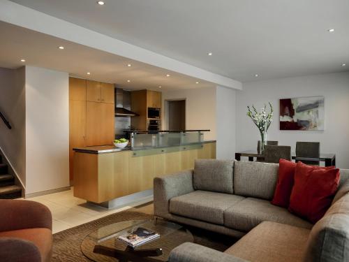 Кухня или мини-кухня в Pullman Auckland Hotel & Apartments
