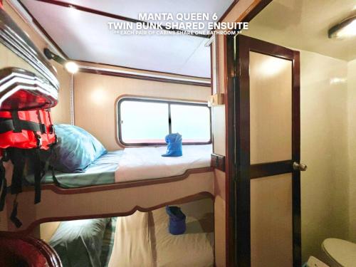 En eller flere køjesenge i et værelse på Manta Queen Similans Snorkel Cruise