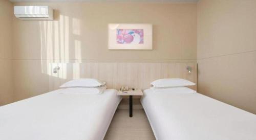 Postel nebo postele na pokoji v ubytování JinJiang Inn Datong Pingchengqiao