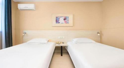 Postel nebo postele na pokoji v ubytování JinJiang Inn Datong Pingchengqiao