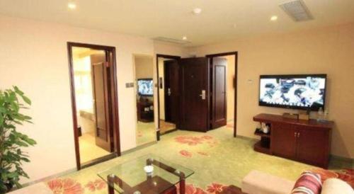 Una televisión o centro de entretenimiento en Gui Feng Hotel
