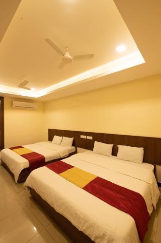 two beds in a hotel room with two bedsvisor at Heritage By High Point in Tiruchirappalli