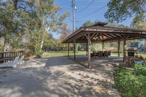 Galeriebild der Unterkunft Sequoia Riverfront Guest House Right On The Water in Three Rivers