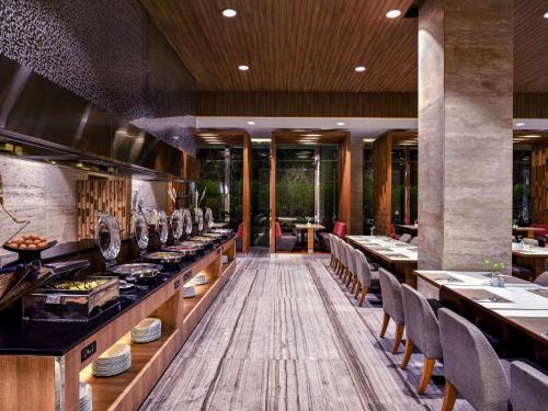Restaurace v ubytování Grand Mercure Jakarta Harmoni