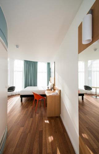 a bedroom with a bed and a desk and a chair at ibis Edinburgh Centre South Bridge – Royal Mile in Edinburgh