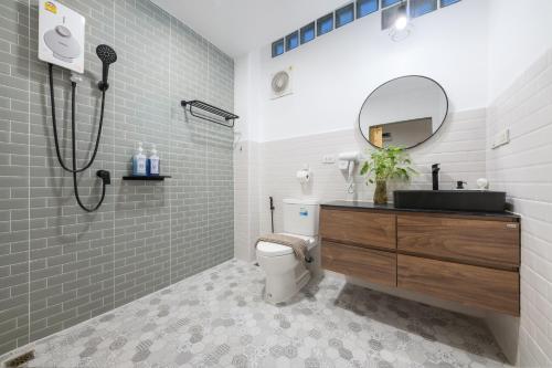 Un baño de Lee's Mark